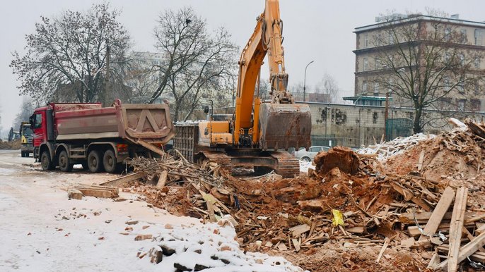 Wyburzają kamienicę, aby zbudować chodnik, drogę rowerową, jezdnię i torowisko Wyburzają kamienicę, aby zbudować chodnik, drogę rowerową, jezdnię i torowisko - fot. Paweł Łacheta / UMŁ