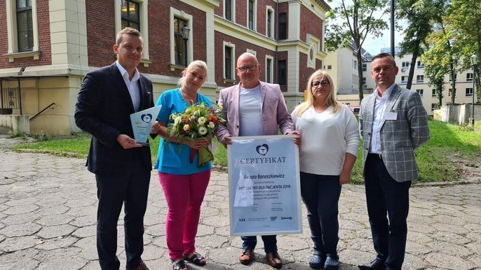 Pani Renata Banaszkiewicz odebrała statuetkę i certyfikat z rąk dyrektora Miejskiego Centrum Medycznego im. Jonschera, Konrada Łukaszewskiego oraz zastępców: dr Kamila Szyszowa oraz Michała Banasia Pani Renata Banaszkiewicz odebrała statuetkę i certyfikat z rąk dyrektora Miejskiego Centrum Medycznego im. Jonschera, Konrada Łukaszewskiego oraz zastępców: dr Kamila Szyszowa oraz Michała Banasia - fot. materiały MCM