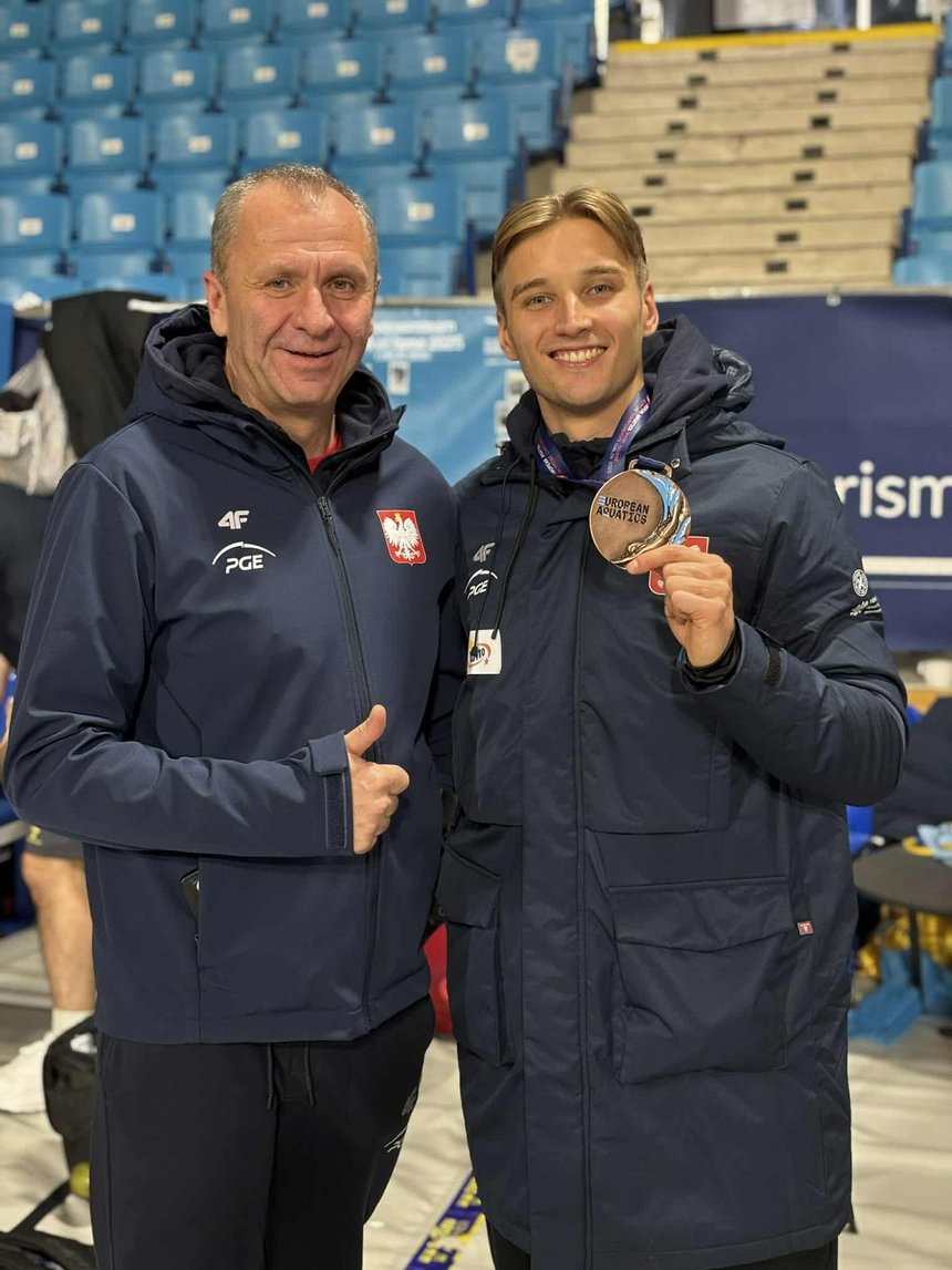 Jan Kałusowski wraz z trenerem po zdobyciu medalu