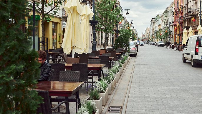 Od poniedziałku, 18 maja, klienci wracają do restauracji i kawiarni na Piotrkowskiej, które po zniesieniu części ograniczeń mogą już serwować jedzenie w lokalu oraz w ogródkach gastronomicznych. Od poniedziałku, 18 maja, klienci wracają do restauracji i kawiarni na Piotrkowskiej, które po zniesieniu części ograniczeń mogą już serwować jedzenie w lokalu oraz w ogródkach gastronomicznych. - fot. Sebastian Glapiński / UMŁ