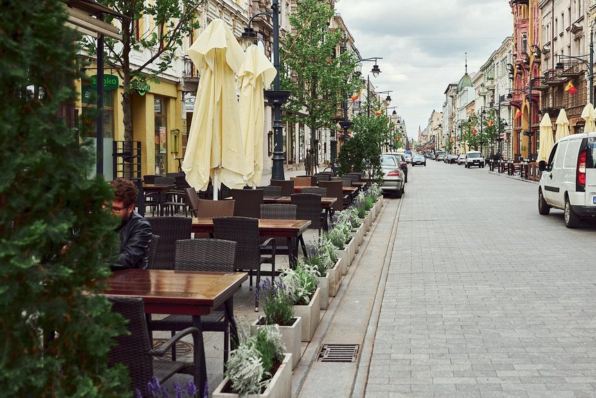 Od poniedziałku, 18 maja, klienci wracają do restauracji i kawiarni na Piotrkowskiej, które po zniesieniu części ograniczeń mogą już serwować jedzenie w lokalu oraz w ogródkach gastronomicznych. fot. Sebastian Glapiński / UMŁ