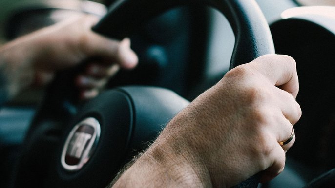 Męskie dłonie na kierownicy samochodu marki FIAT. Męskie dłonie na kierownicy samochodu marki FIAT. - Męskie dłonie na kierownicy samochodu marki FIAT.
