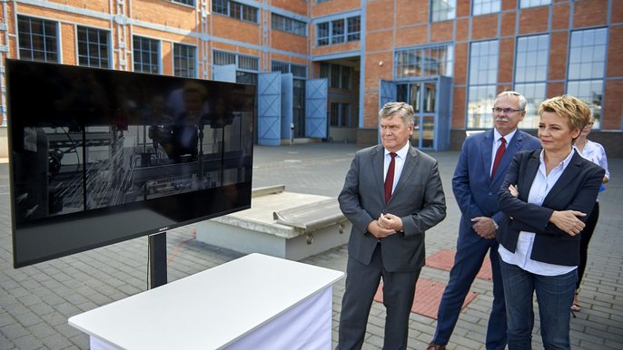 Pociąg Impuls2 pojawi się na trasach Łodzi i regionu. Prezentacji towarzyszyć będzie koncert Grzegorza Hyżego, którego hity królują na listach przebojów Pociąg Impuls2 pojawi się na trasach Łodzi i regionu. Prezentacji towarzyszyć będzie koncert Grzegorza Hyżego, którego hity królują na listach przebojów - fot. Radosław Jóźwiak / UMŁ