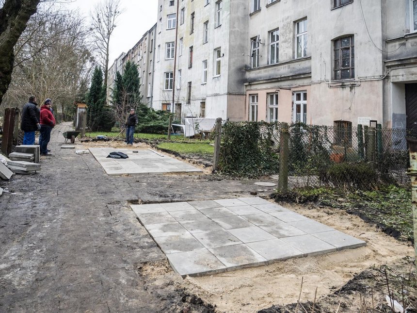 Wkrótce rozpocznie się wyburzanie starych komórek przy ul. Abramowskiego. W ich miejscu powstanie atrakcyjny pasaż i teren zielony Fot. Stefan Brajter / UMŁ