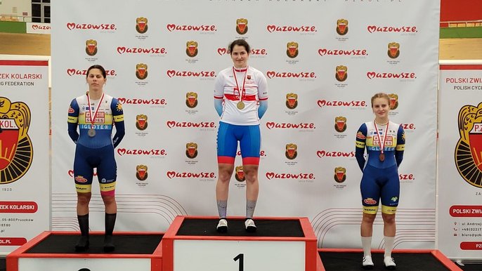 - na zdjęciu Weronika Skrzyńska stojąca na podium po zdobyciu złotego medalu.