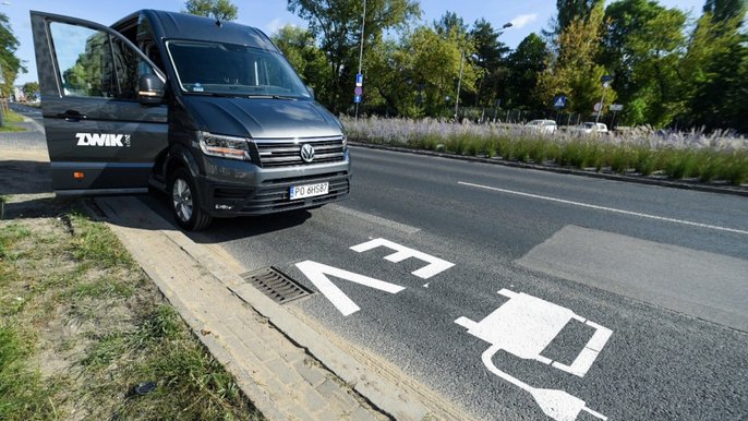 Łódź, jako pierwsze miasto w Polsce, oznakowuje buspasy znakami samochodów elektrycznych. Łódź, jako pierwsze miasto w Polsce, oznakowuje buspasy znakami samochodów elektrycznych.