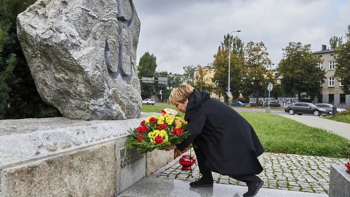 Prezydent Hanna Zdanowska przy Pomniku Powstania Warszawskiego w Łodzi - fot. Radosław Jóźwiak / UMŁ